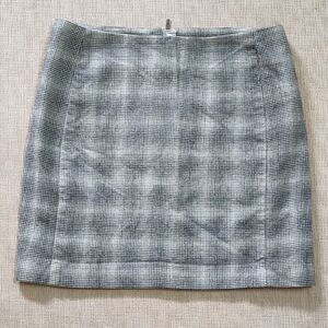 Banana Republic Plaid Mini Skirt 97% Wool 3% Elastane Black Gray Natural Fibers